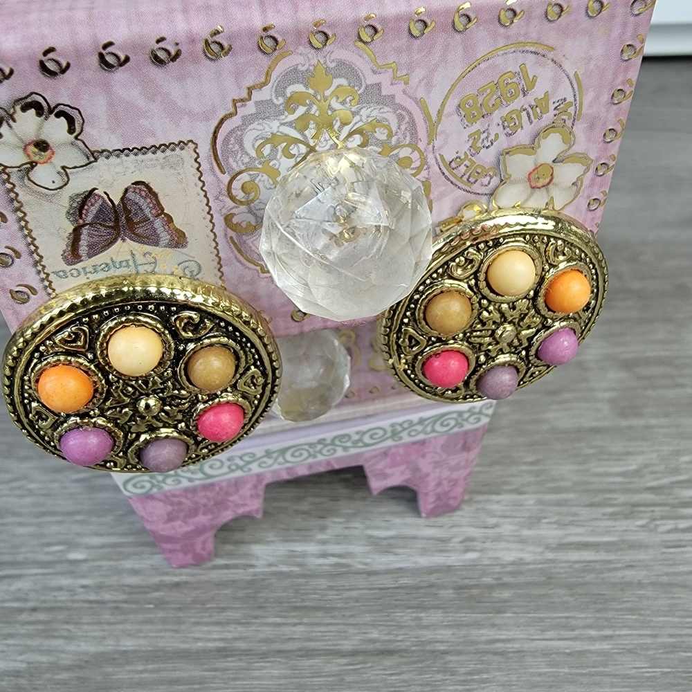 Two pairs of Vintage Clip On Earrings - Picture 11 of 12